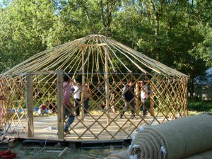 Montage de yourte à l'écocamping de La Frênaie