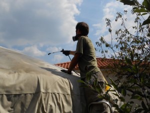 réimperméabilisation d'une toile de yourte au puvérisateur
