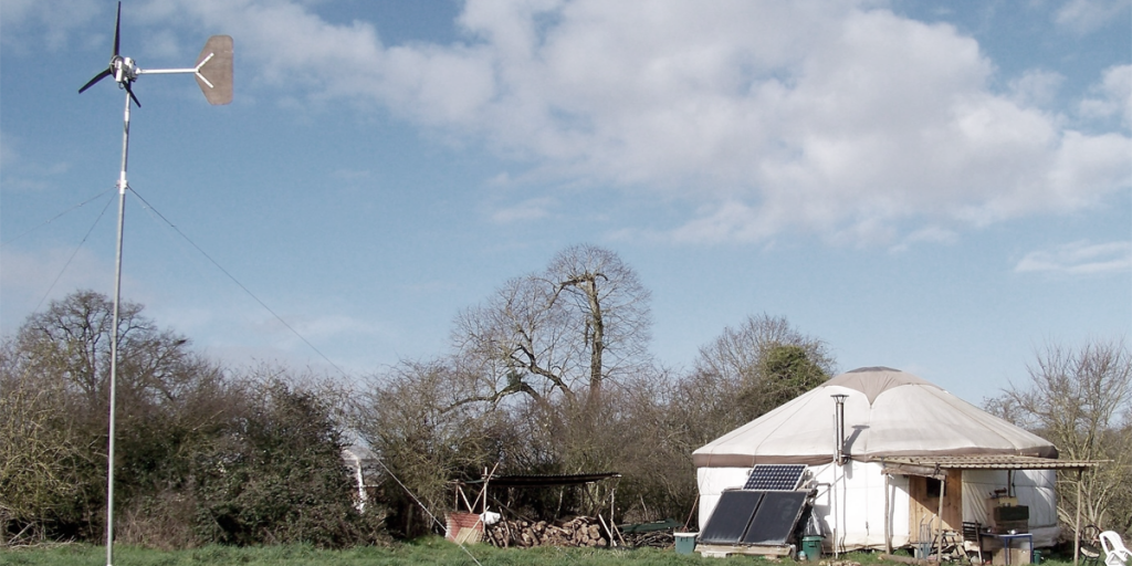 yourte avec éolienne et panneau solaire