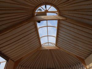 fermettes ,perches et couronne de la yourte oblongue