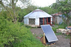 yourt et panneaux photovoltaïque